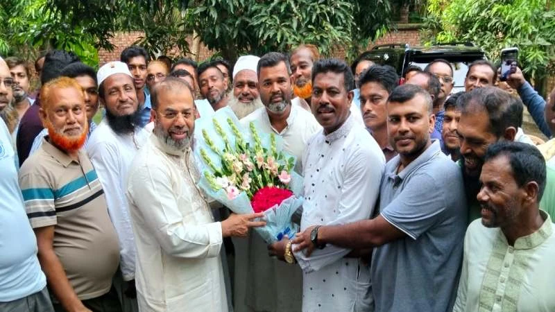 প্রতিমন্ত্রী শেখ ফরিদুল ইসলামকে কর্মজীবী দলের ফুলেল শুভেচ্ছা