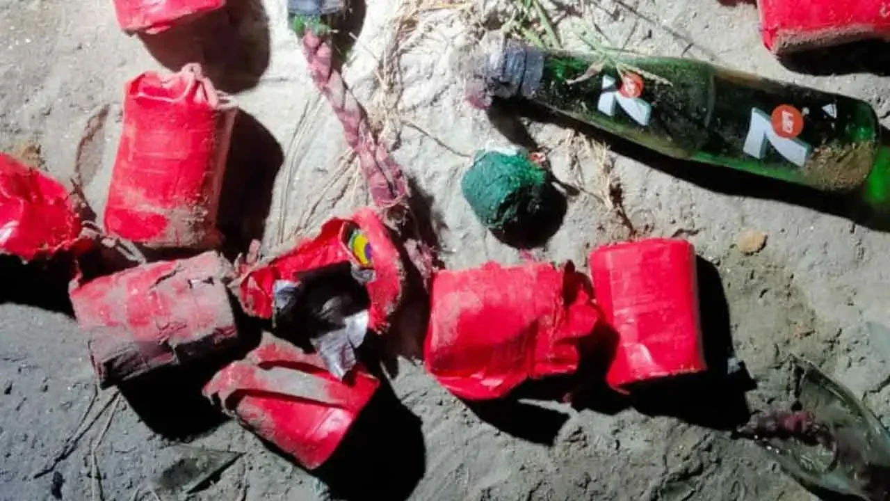পুরাতন বাণিজ্য মেলা মাঠ থেকে ককটেল ও বোমা উদ্ধার, চলছে নিষ্ক্রিয়ের কাজ