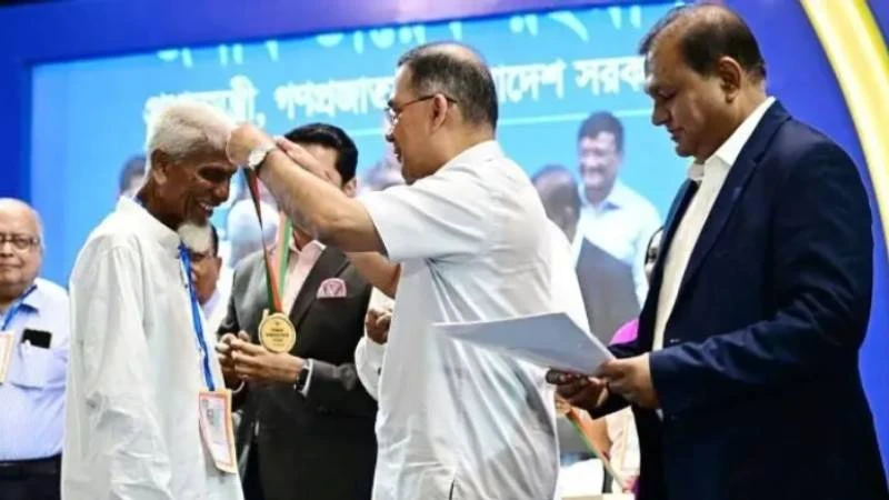বিশ্ব শিক্ষক দিবসে ১০২ গুণী শিক্ষককে সম্মাননা