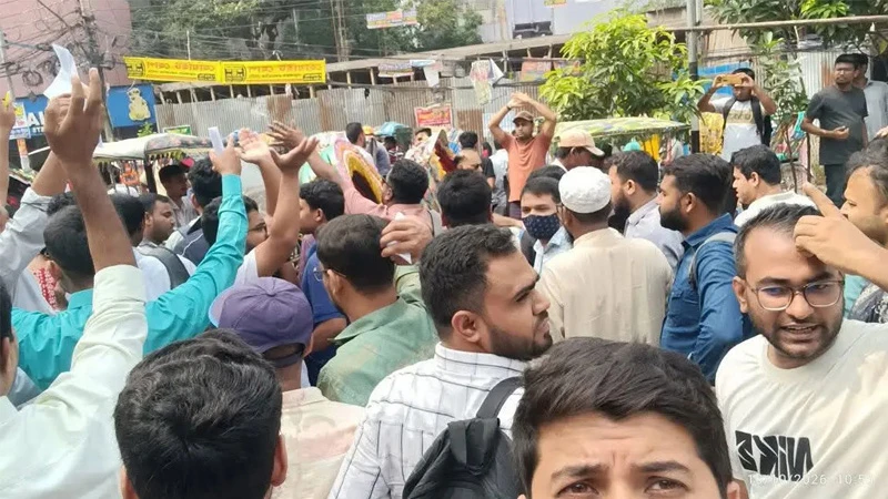 প্রশ্নপত্র ফাঁস: যুব উন্নয়ন অধিদপ্তরের নিয়োগ পরীক্ষা স্থগিত, প্রতিবাদে সড়ক অবরোধ