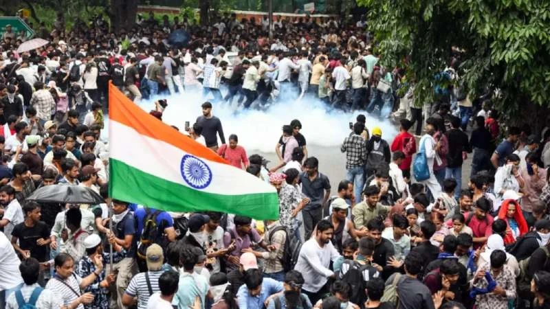 পতাকা হাতে তালাবদ্ধ যন্তর মন্তরে ঢুকে পড়লো ককোরোচ জনতা পার্টি