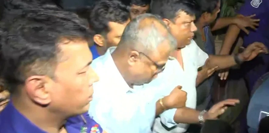চুয়েটের অবরুদ্ধ ভিসিকে উদ্ধার করলো পুলিশ