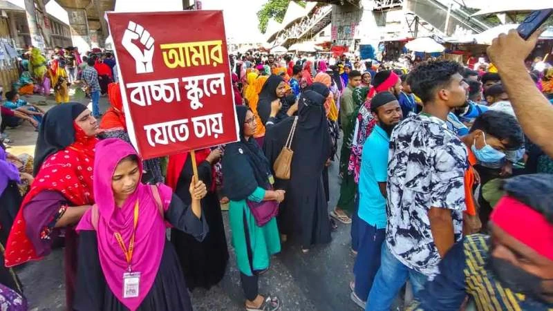 মজুরি বৃদ্ধির দাবিতে পোশাক শ্রমিকদের সড়ক অবরোধ, স্থবির বিমানবন্দর সড়ক