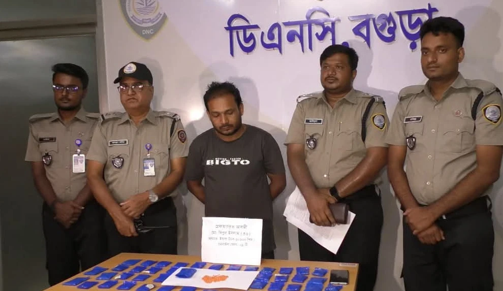 বগুড়ায় বাসে ১০ হাজার ৬০০ পিস ইয়াবা উদ্ধার, গ্রেপ্তার ১