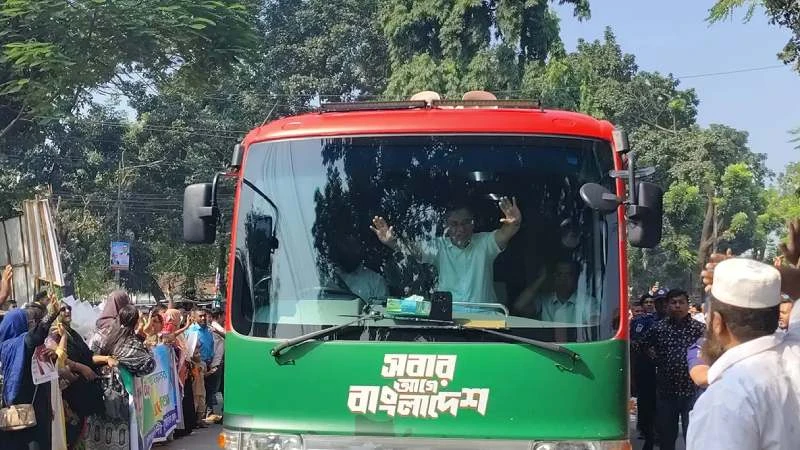 সৈয়দপুরে রাস্তায় দাঁড়িয়ে বিএনপি নেতাকর্মীদের ফুলেল শুভেচ্ছা