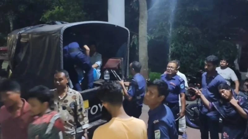 গোপালগঞ্জে পুলিশের গাড়িতে হামলার ঘটনায় ১০০ জনের বিরুদ্ধে মামলা, গ্রেপ্তার ৭