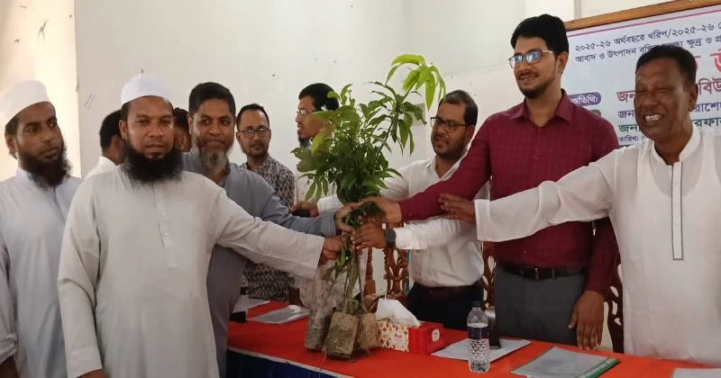 নাগরপুরে ক্ষুদ্র ও প্রান্তিক কৃষকদের মাঝে গাছের  চারসহ  বীজ ও সার বিতরণ
