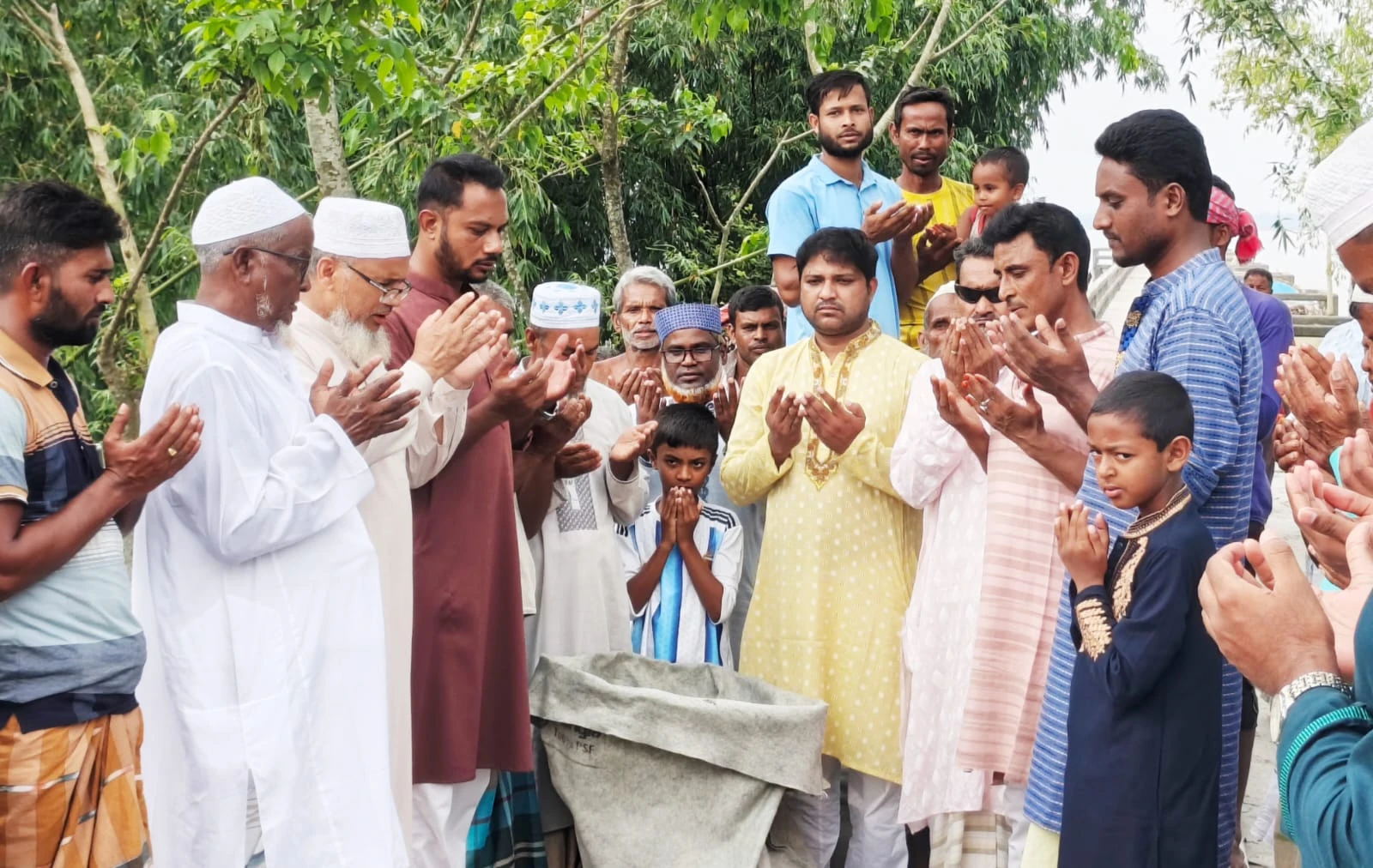 গঙ্গাচড়ায় গ্রোয়েন বাঁধ রক্ষায় কাজ শুরু, স্থায়ী সমাধানে তিস্তা মহাপরিকল্পনার দাবি