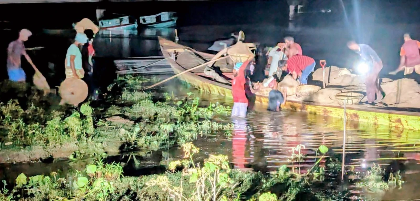 নেত্রকোনায় গভীর রাতে অবৈধ বালু ব্যবসার অভিযোগ, তদন্ত ও ব্যবস্থা নেওয়ার আশ্বাস প্রশাসনের