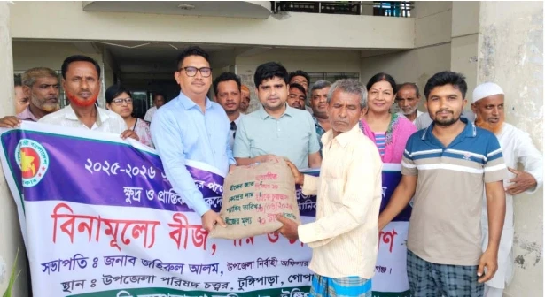 টুঙ্গিপাড়ায় ১,৩০০ কৃষকের মাঝে বিনামূল্যে কৃষি উপকরণ বিতরণ