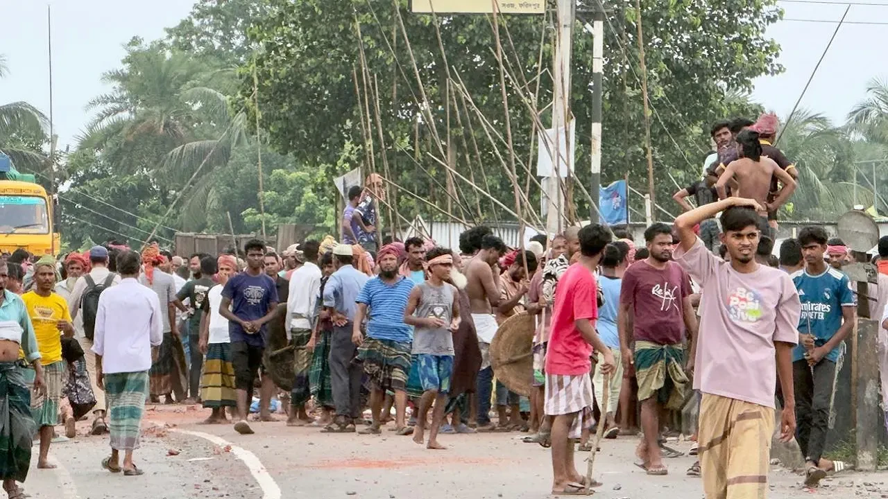 ফরিদপুরের ভাঙ্গায় ১৫ গ্রামের বাসিন্দাদের রক্তক্ষয়ী সংঘর্ষ, পুলিশসহ আহত অর্ধশতাধিক