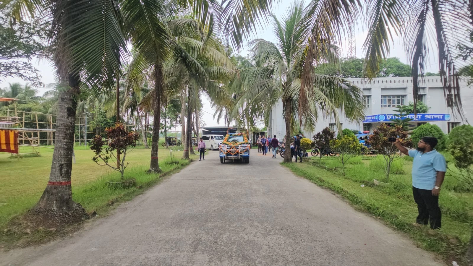 টুঙ্গিপাড়ায় ফুল দিয়ে সাজানো গাড়িতে চড়ে অবসরে গেলেন এসআই ছবির উদ্দিন