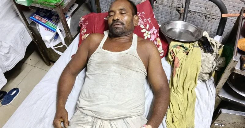 নড়াইলে ছেলে চোরাই রড কেনার অভিযোগে বাবাকে পিটিয়ে আহত