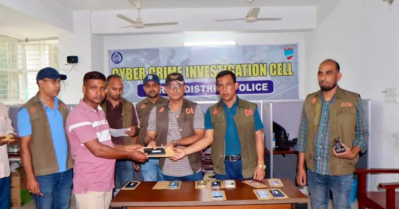 নড়াইলে হারিয়ে যাওয়া ২৬টি মোবাইল ও নগদ ৫১ হাজার টাকা উদ্ধার করে প্রকৃত মালিকদের নিকট হস্তান্তর