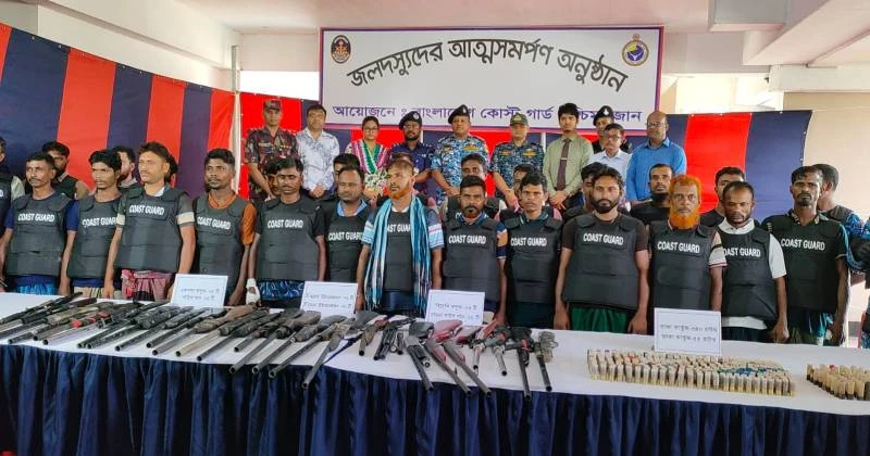 সুন্দরবনে  ‘ছোট জাহাঙ্গীর’ বাহিনীর প্রধানসহ ২৭  দস্যুর আত্মসমর্পণ, বিপুল অস্ত্র জমা