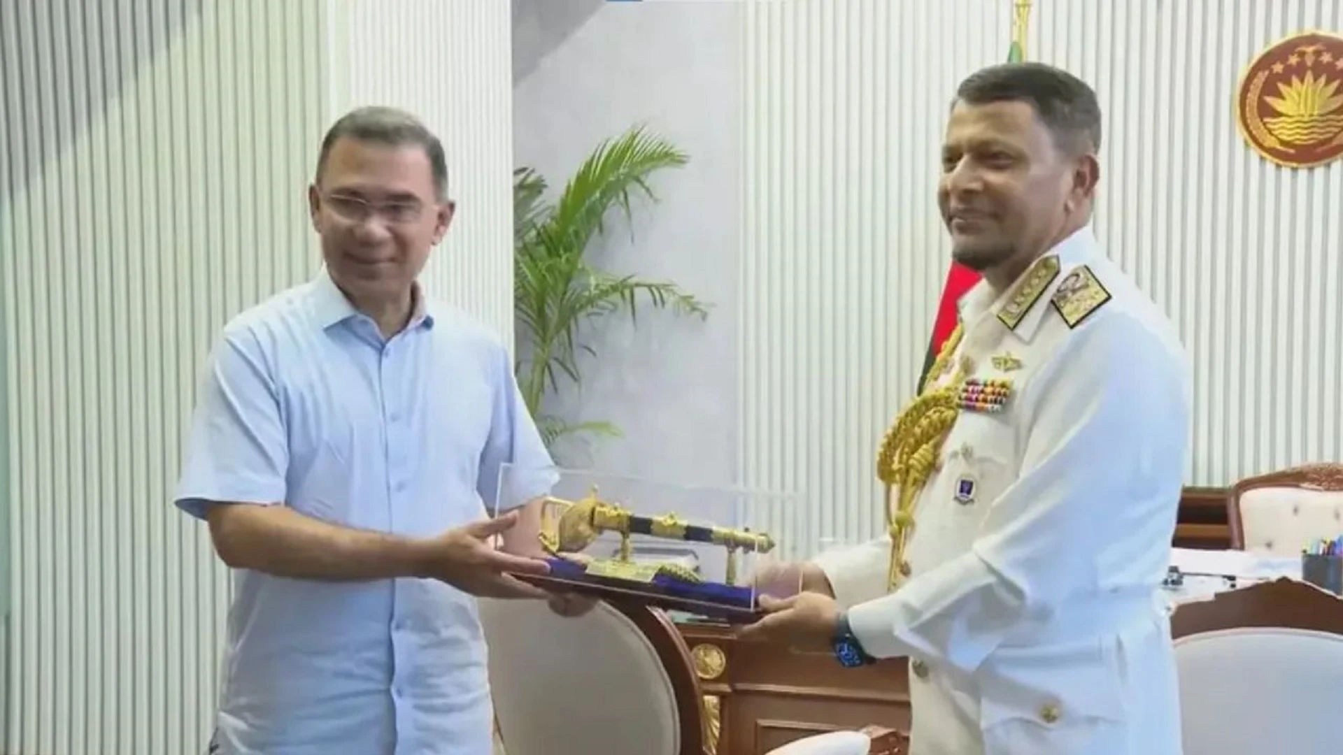 প্রধানমন্ত্রীর সঙ্গে বিদায়ী নৌবাহিনী প্রধানের সাক্ষাৎ