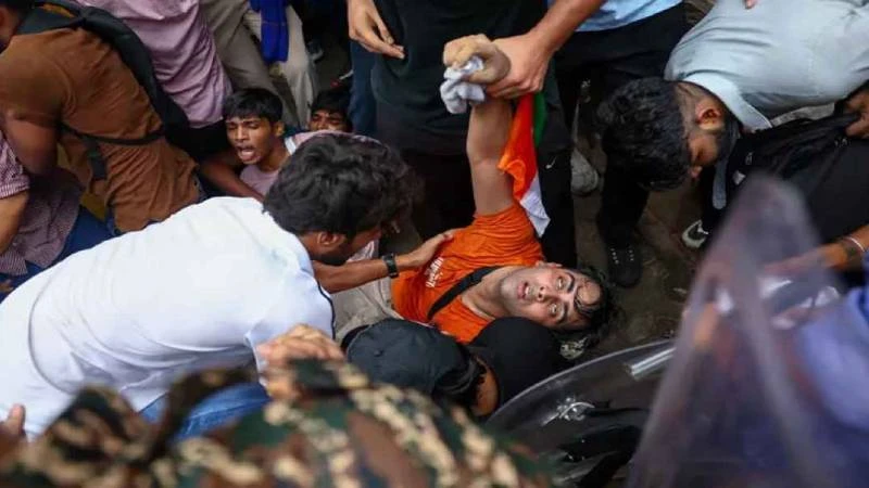 দিল্লিতে ফের বন্ধ ইন্টারনেট, পুলিশের সঙ্গে সংঘর্ষে বিক্ষোভকারীরা