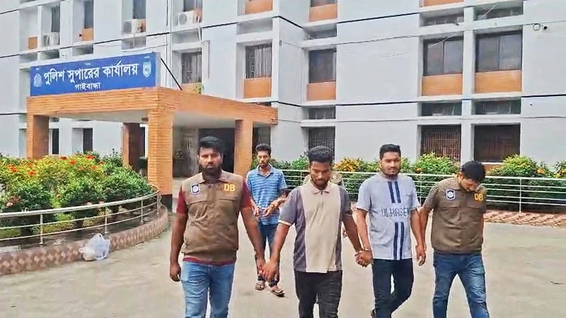 গাইবান্ধায় পুলিশ অভিযানে ছিনতাইকৃত ২২ মোবাইল উদ্ধার, গ্রেফতার ৩