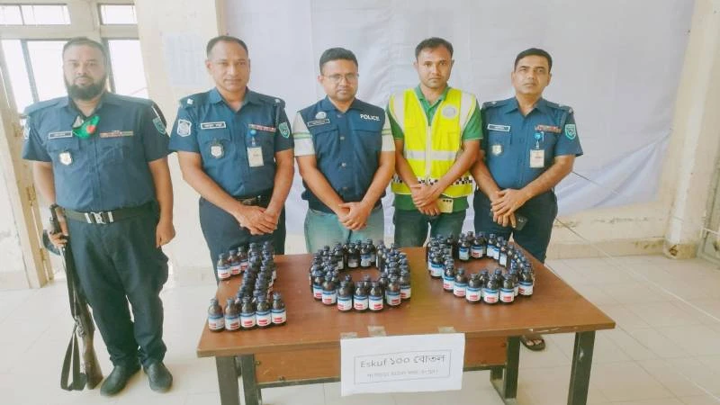 তিস্তা নদীতে পুলিশের অভিযান, ১০০ বোতল এসকাপ উদ্ধার