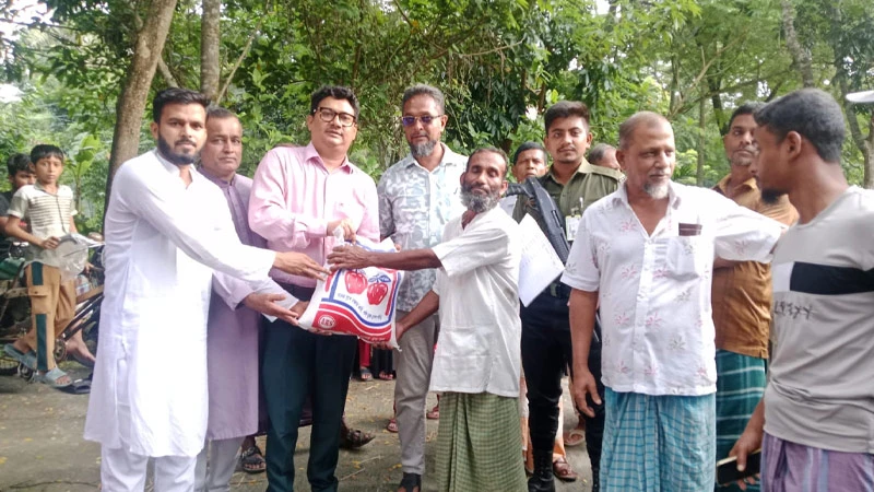 টুঙ্গিপাড়ায় বন্যায় ক্ষতিগ্রস্তদের মাঝে উপজেলা প্রশাসনের ত্রাণ বিতরণ