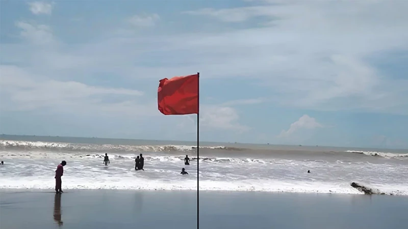 বঙ্গোপসাগরে লঘুচাপ, সমুদ্রবন্দরে ৩ নম্বর সতর্কসংকেত