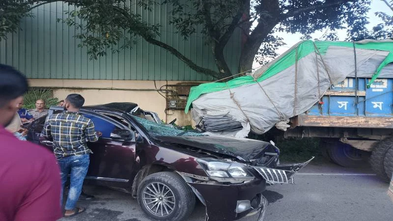 জামালপুরে দাঁড়িয়ে থাকা রডবোঝাই ট্রাকে প্রাইভেটকারের ধাক্কা, সহকারী জজ নিহত