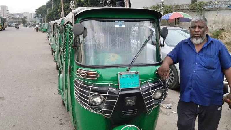 গ্যাস সংকটে বিপাকে সিএনজি চালকরা, কিস্তির টাকা তুলে দিতে হচ্ছে মালিকের জমা