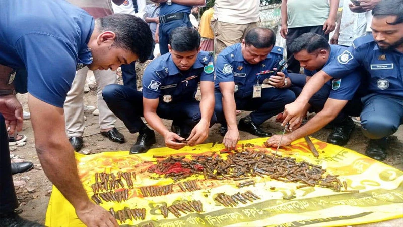 বগুড়ার সাতমাথায় ড্রেন খুঁড়তেই মিলল ৩৪০ রাউন্ড গুলি