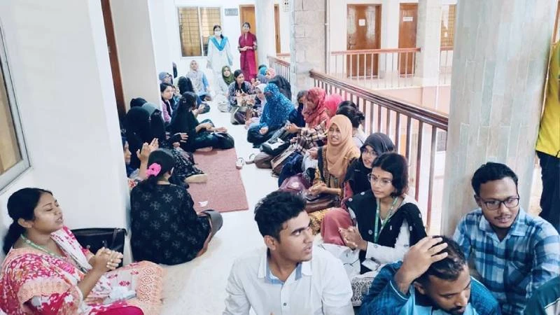 অনশনে বরিশাল বিশ্ববিদ্যালয়ের শতাধিক শিক্ষার্থী