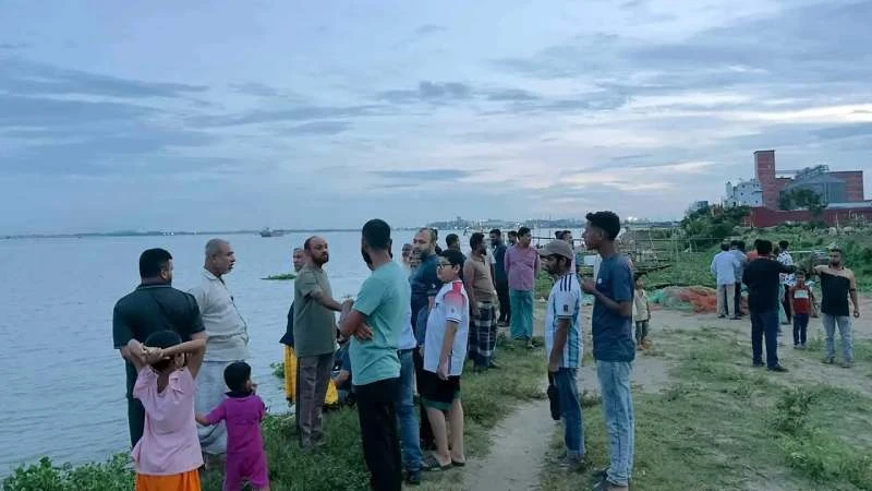 মেঘনায় ট্রলারডুবি: ২৩ ঘণ্টায়ও সন্ধান মেলেনি ৪ জনের