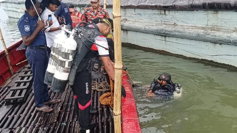 লঞ্চ থেকে নদীতে পড়ে যুবক নিখোঁজ, জব্দ লঞ্চ, আটক ২