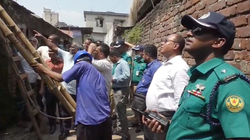 সায়েদাবাদে অবৈধ অটো চার্জিংয়ের বিরুদ্ধে ডিপিডিসির অভিযান