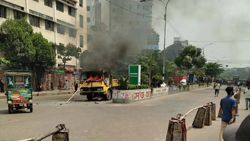 মিরপুরে ফুটপাত উচ্ছেদ অভিযানেসংঘর্ষ: সিটি করপোরেশনের গাড়িতে আগুন