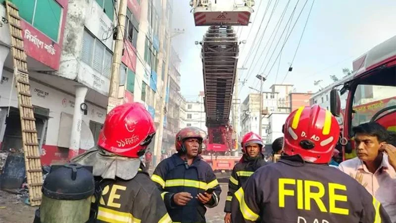 গাজীপুরে গার্মেন্টসে আগুন, নিয়ন্ত্রণে ফায়ার সার্ভিসের ৭ ইউনিট