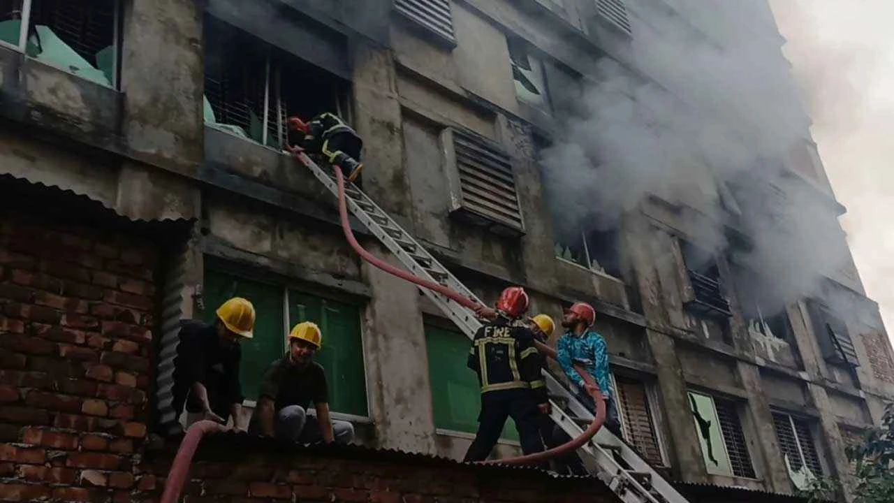 তিন ঘণ্টার চেষ্টায় গাজীপুরের গার্মেন্টসের আগুন নিয়ন্ত্রণে