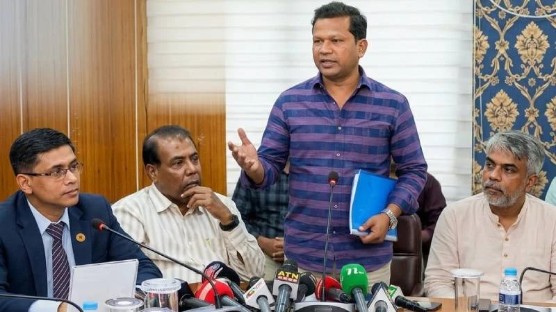 বগুড়ায় এমপির উপস্থিতিতে ডিসির সঙ্গে পূজা কমিটির নেতাদের হট্টগোল