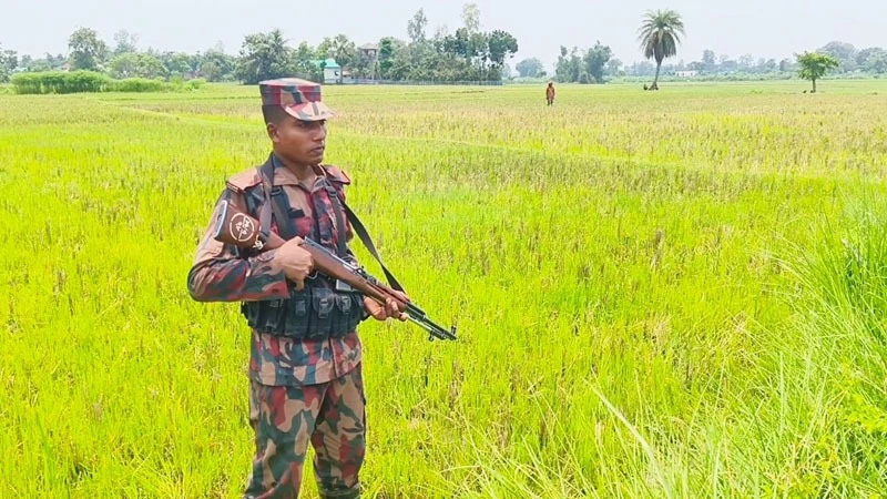 নওগাঁ-জয়পুরহাট সীমান্তে নারী-পুরুষসহ ৭ জনকে পুশইনের চেষ্টা