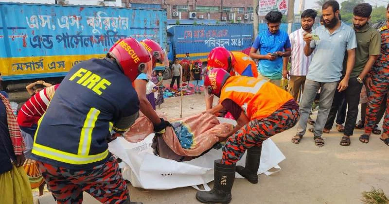 ধামরাইয়ে বাস-কাভার্ড ভ্যানের মুখোমুখি সংঘর্ষে নিহত ১