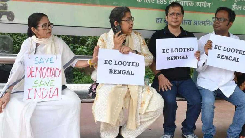 দিল্লিতে ধর্নায় বসে আটক মমতা বন্দ্যোপাধ্যায়