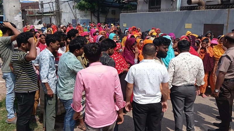 কোনাবাড়ীতে বন্ধ কারখানা খুলে দেওয়ার দাবিতে শ্রমিকদের বিক্ষোভ