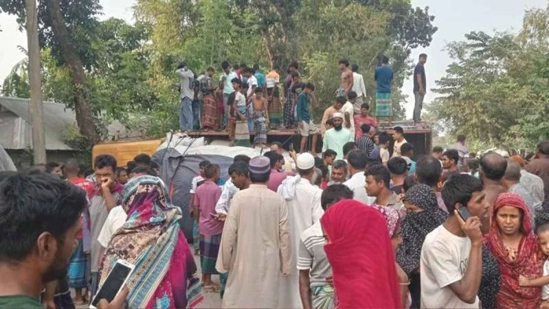 কুড়িগ্রামে ট্রাকচাপায় প্রাণ গেল ইজিবাইকের ৫ যাত্রীর