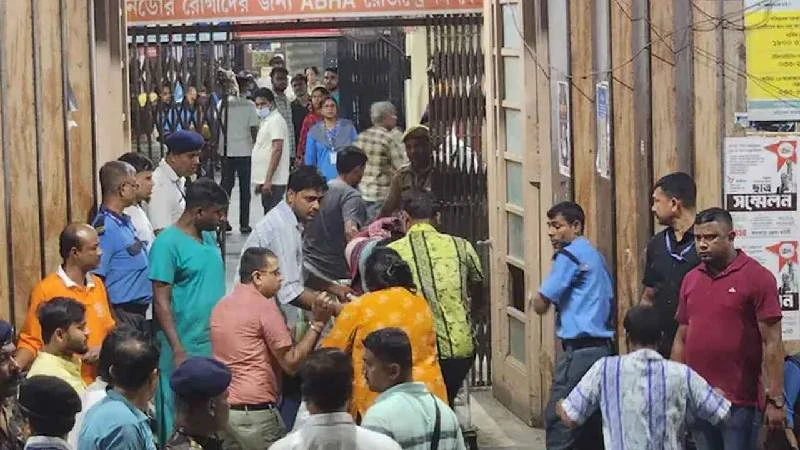 কলকাতায় পূজামণ্ডপে পদদলিত হয়ে ১৭ জনের মৃত্যু
