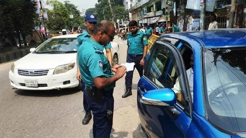 ট্রাফিক আইন লঙ্ঘন করায় ২৪ ঘণ্টায় ২০১৭ মামলা