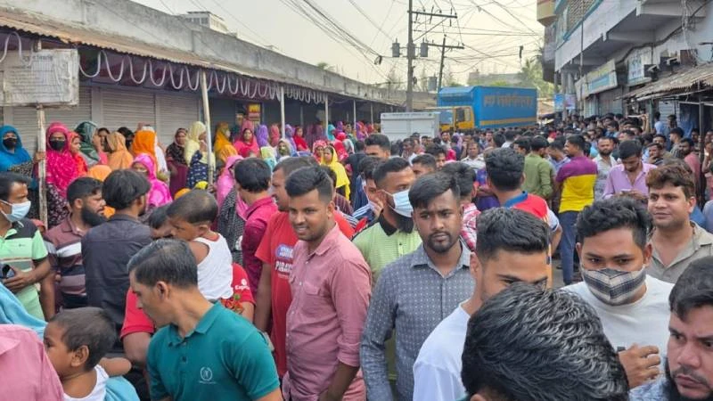 কোনাবাড়ীতে দুর্গাপূজার ছুটিসহ বিভিন্ন দাবিতে গার্মেন্টস শ্রমিকদের সড়ক অবরোধ
