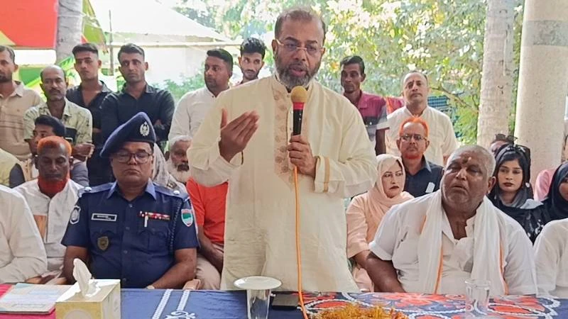 পূজা মন্ডপ পরিদর্শনকালে প্রতিমন্ত্রী শেখ ফরিদুল ইসলাম