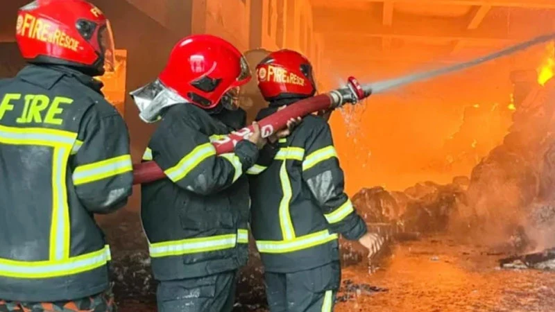 কেরানীগঞ্জে আগুনে পুড়ছে প্লাস্টিক কারখানা, নিয়ন্ত্রণে ৮ ইউনিট
