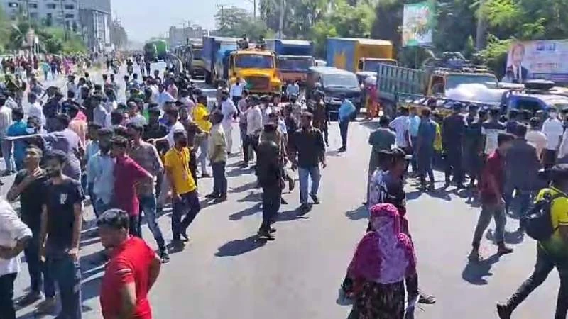 গাজীপুরে বেতন বৃদ্ধির দাবিতে শ্রমিকদের মহাসড়ক অবরোধ
