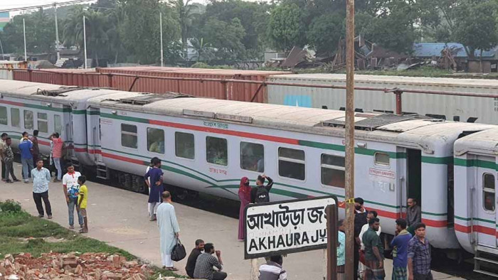 আখাউড়া রেলস্টেশনের এক লাইনে দুই ট্রেন প্রবেশের ঘটনায় তদন্ত শুরু