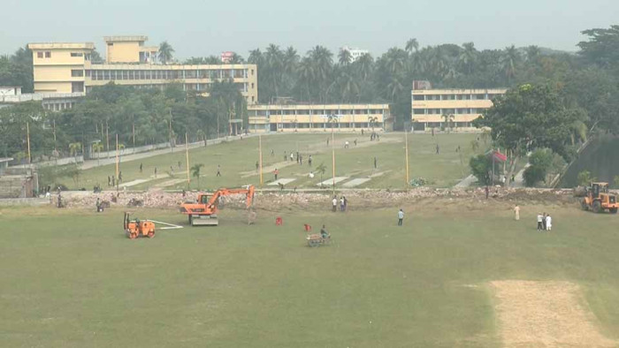 মাঠ বড় করতে ভাঙা হলো স্টেডিয়ামের গ্যালারি