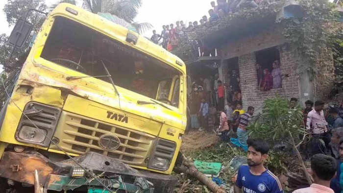 সাতক্ষীরায় ট্রাক চাপায় ইটভাটা শ্রমিক নিহত, আহত-১